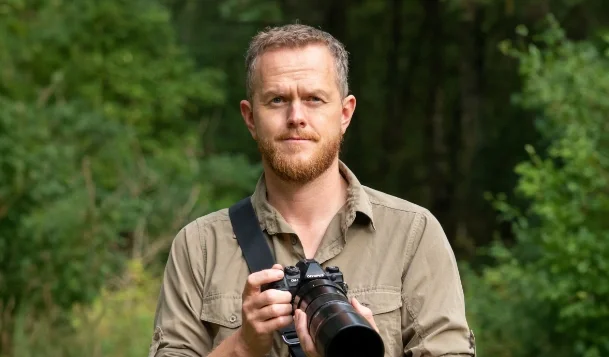 Photographer Espen Helland using the OM-1 Mark II for outdoor application