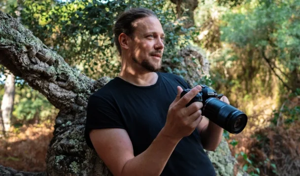 Photographer Christian Brockes using the OM-1 Mark II for macro photography