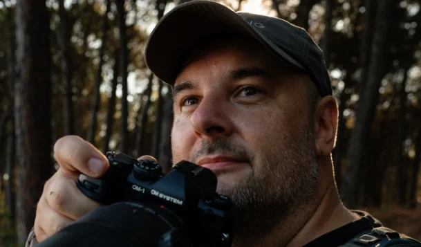 Photographer Petr Bambousek using the OM-1 Mark II as a birding camera